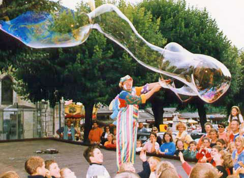 Monsieur Boul et ses bulles géantes Monsieur Boul et ses bulles géantes spectacle de noel animation en tout genre.