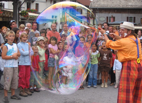 Animation de rue bulles géantes de Mr. Boul Animation de rue bulles géantes de Mr. Boul fêtes de quartier animateur mariage divorce mister Boul le clown