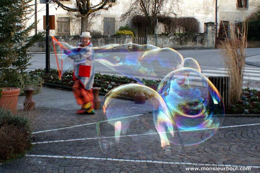 Les bulles géantes de Monsieur Boul le clown